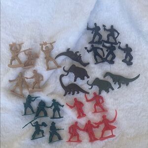 Toy Soldier and Dinosaur‎ Figurine Set - Tan, Green, Red